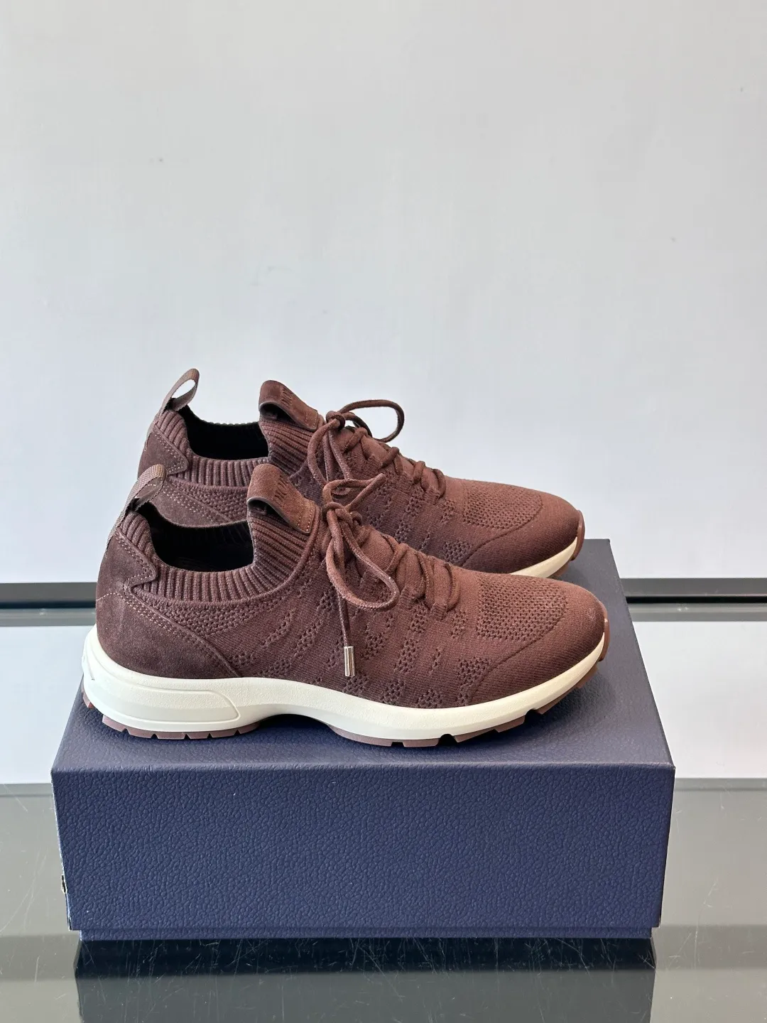 Men's Men's Shoes 💰p440 "Dior" B80 sneakers are a new product of Dior men's series, focusing on comfort and fashion. The upper is made of breathable mesh + fabric splicing, which is lightweight and fits the shape of the foot, making it super comfortable for daily wear. The sole is made of rubber, which has great grip and wear resistance, and is suitable for commuting or light sports. The overall style is simple, the gray tone is versatile, and the shoelaces are adjustable for a more stable fit. Designed by Kim Jones, it is both practical and trendy. It is one of the new hot items in early spring①. size: 39-45 (38.46 customized)